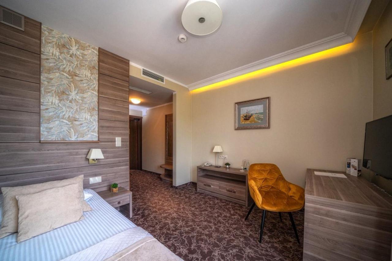 אוסטרולקה Korona Hotel מראה חיצוני תמונה