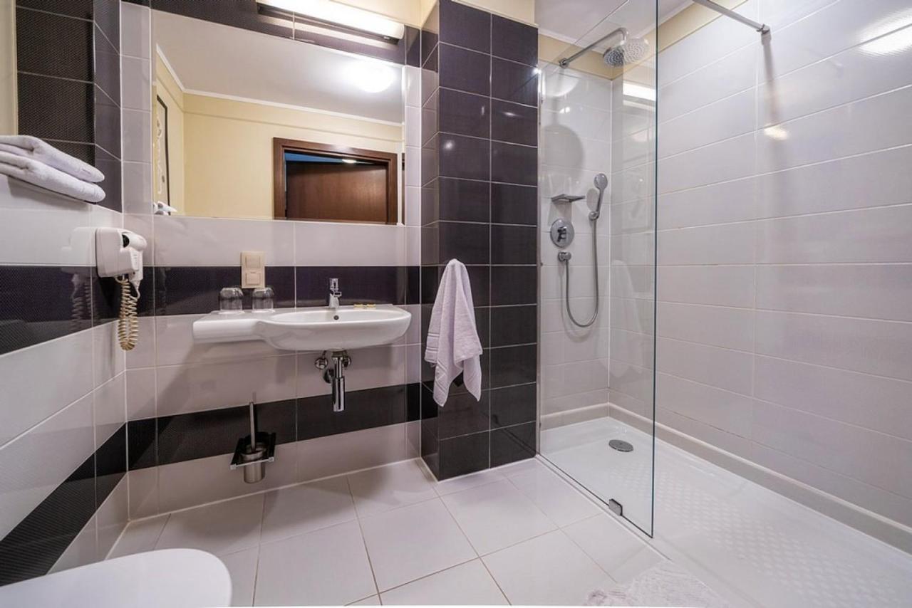 אוסטרולקה Korona Hotel מראה חיצוני תמונה